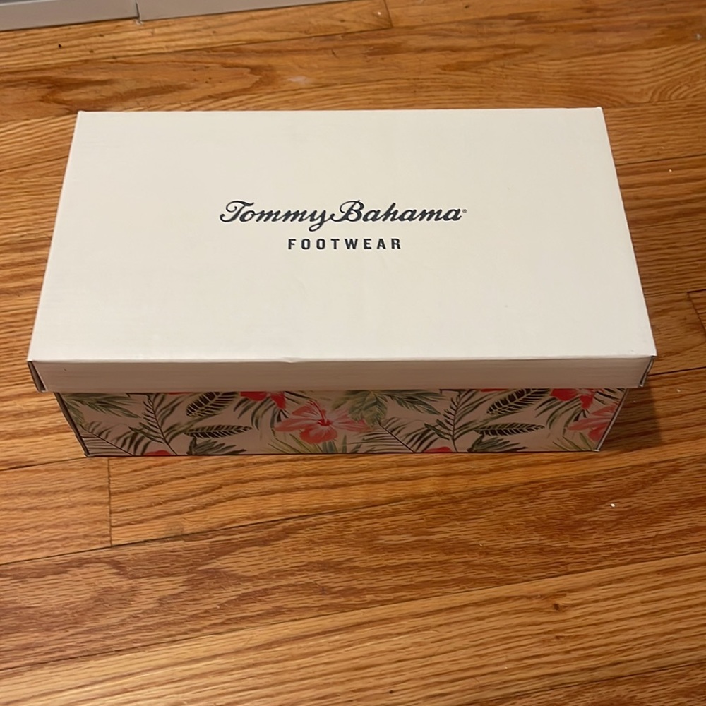 Tommy Bahama Woman’s Memory Foam Sneakers NWT & New in Box - Picture 3 of 4